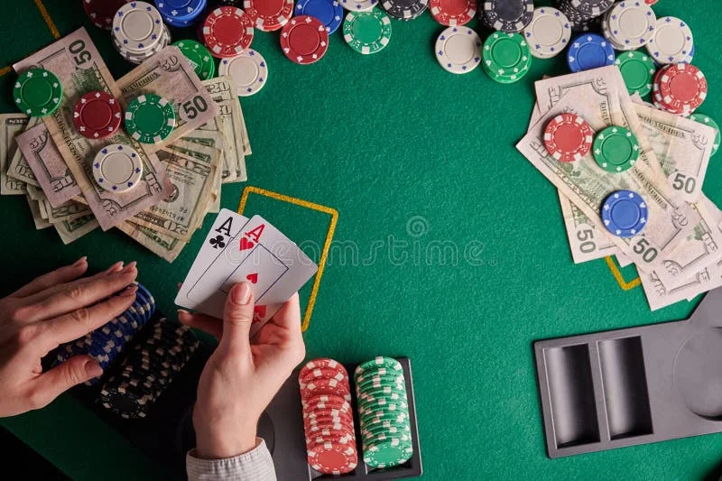 Roda roulette dan meja kasino dengan pencahayaan hangat