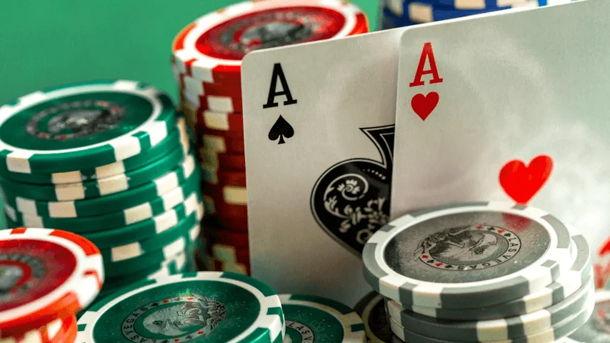 Tampilan meja kasino digital dengan kartu dan chip